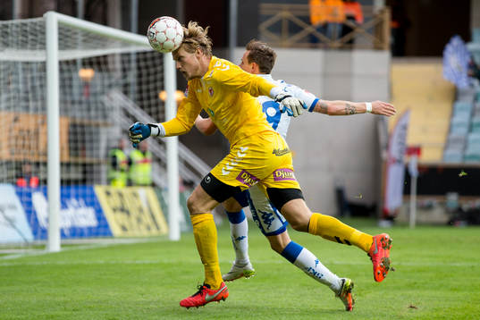 Kalmars målvakt Ole Söderberg i kamp om bollen med IFK