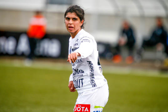 Sirius Aisha Faiqi  i premiären av elitettan i fotboll