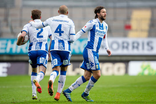 IFK Göteborgs Emil Salomonsson blir omfamnad av Haitam Aleesami och Mattias Bjärsmyr efter 1-1 målet på straff