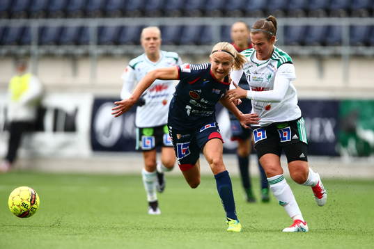 Linköpings Pernille Harder och Mallbackens Kirsty Yallop