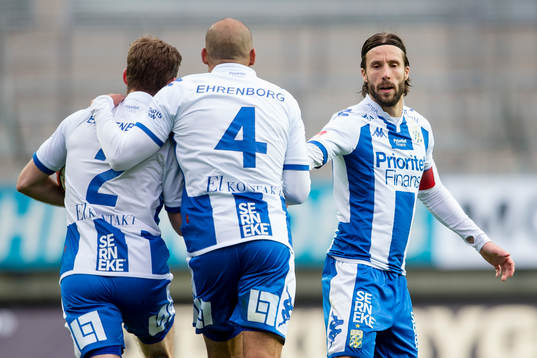 IFK Göteborgs Emil Salomonsson blir omfamnad av Haitam Aleesami och Mattias Bjärsmyr efter 1-1 målet på straff