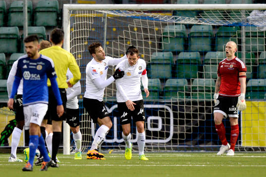 Örebros Robert Åhman Persson jublar efter 1-1
