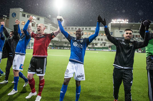 Sundsvalls Pa Amat Dibba jublar efter segern med 3-1
