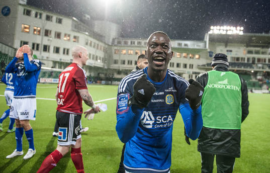 Sundsvalls Pa Amat Dibba jublar efter segern med 3-1