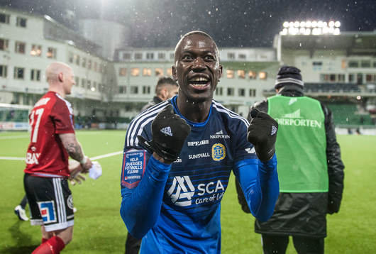 Sundsvalls Pa Amat Dibba jublar efter segern med 3-1
