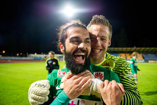 Dalkurds Peshraw Azizi och målvakt Frank Pettersson jublar