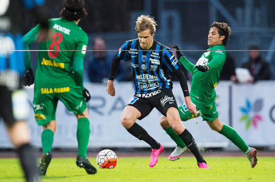 Sirius Oscar Pehrsson och Dalkurds Ahmed Awad i kamp om