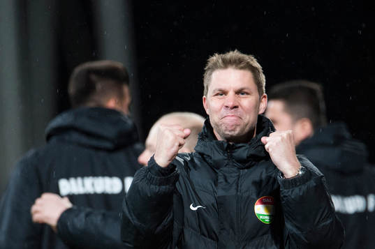 Dalkurds assisterande tränare Johan Sandahl jublar