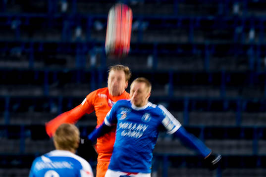 Två spelare i nickduell