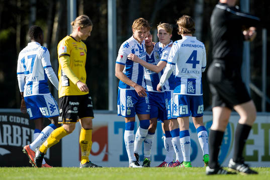 IFK Göteborgs Thomas Rogne omfamnar Mauricio Albornoz efter hans 2-0 mål på hörna