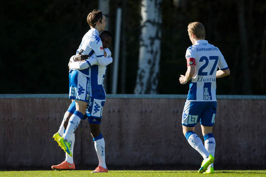 IFK Göteborgs Sabah Lawson omfamnar Patrik Karlsson Lagemyr efter 3-0