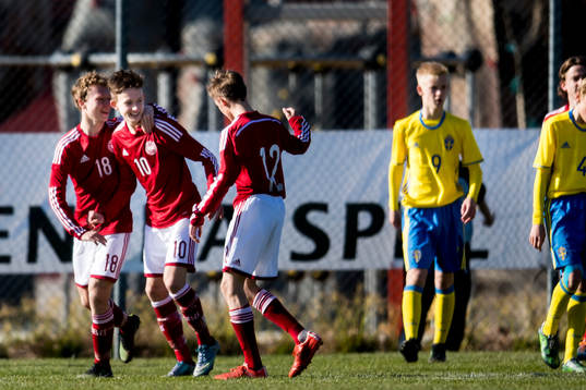 Danmarks Jonathan Dahl (m) jublar efter sitt 0-1 mål