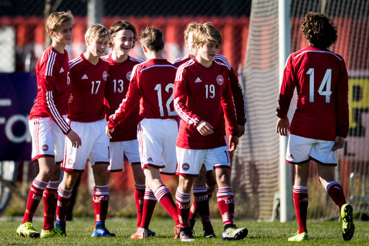 Danmarks spelare jublar efter 0-2 målet genom Nikolaj Skött (m)