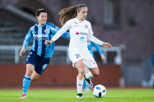 Rosengårds Lieke Martens i kamp om bollen med Djurgårdens