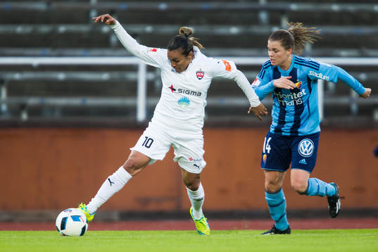 Rosengårds Marta Vieira Da Silva i kamp om bollen med