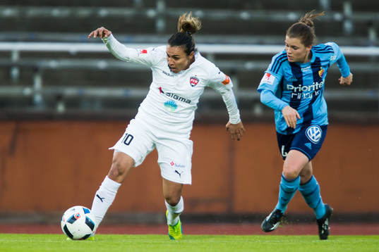 Rosengårds Marta Vieira Da Silva i kamp om bollen med
