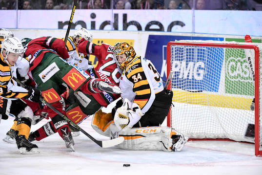 Oroligt framför Skellefteås målvakt Erik Hanses