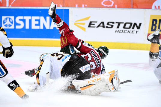 Frölundas Artturi Lehkonen faller över Skellefteås