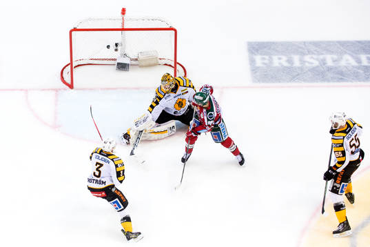 Frölundas Elias Fälth (ej i bild) gör 3-2 bakom