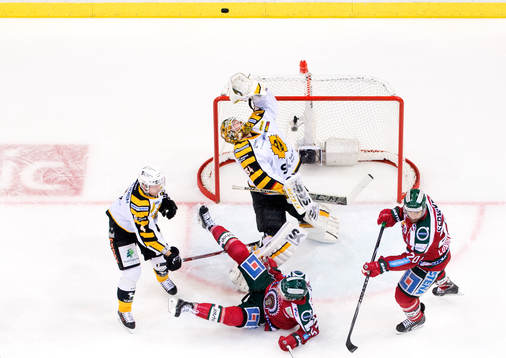 Skellefteås målvakt Erik Hanses sträcker sig