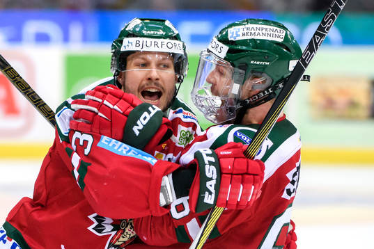 Frölundas Elias Fälth och Oscar Fantenberg jublar