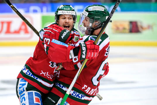 Frölundas Elias Fälth och Oscar Fantenberg jublar