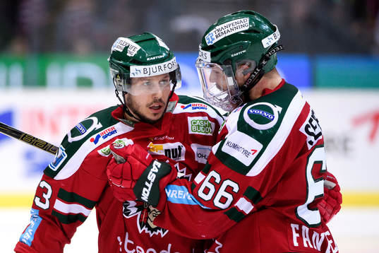 Frölundas Elias Fälth och Oscar Fantenberg jublar