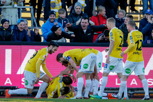 Falkenbergs Gustaf Nilsson jublar efter 1-0