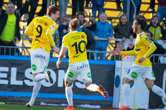 Falkenbergs Gustaf Nilsson och Alexander Jakobsen och Amin Nazari jublar
