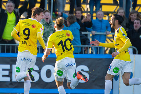 Falkenbergs Gustaf Nilsson och Alexander Jakobsen och Amin Nazari jublar