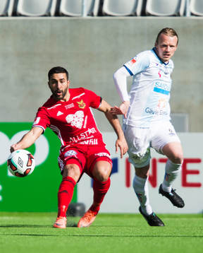 Östersunds Saman Ghoddos i kamp om bollen med Gefles Jesper Florén