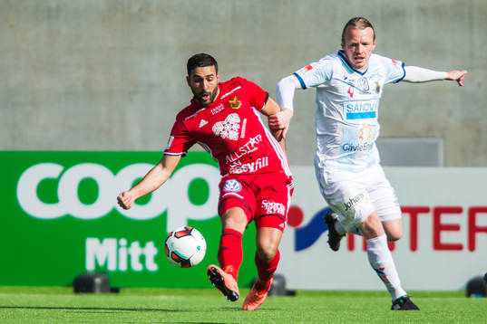 Östersunds Saman Ghoddos i kamp om bollen med Gefles Jesper Florén