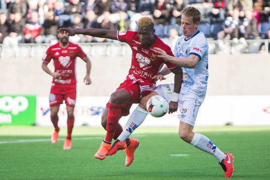 Östersunds Abdullahi Gero i kamp om bollen med Gefles Martin Rauschenberg