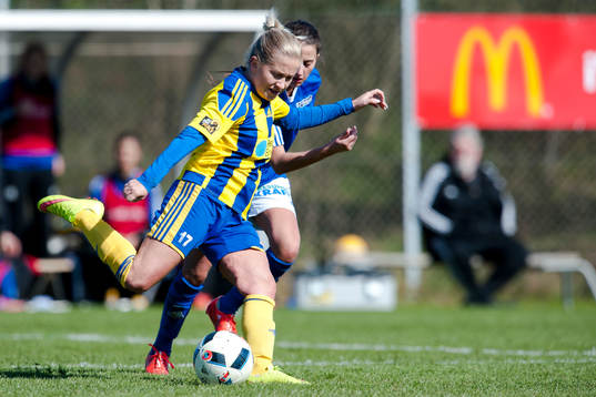 under fotbollsmatchen i Div 1 Södra Götaland damer mellan Eskilsminne DIF och Stattena den 23 april 2016 i Helsingborg.