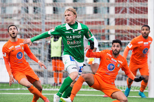Ljungskiles Linus Tornblad och Athletics Sasa Matic och Othman El Kabir följer bollen