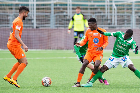 Athletics Mohamed Buya Tugay jagas av Ljungskiles Yussif Chibsah