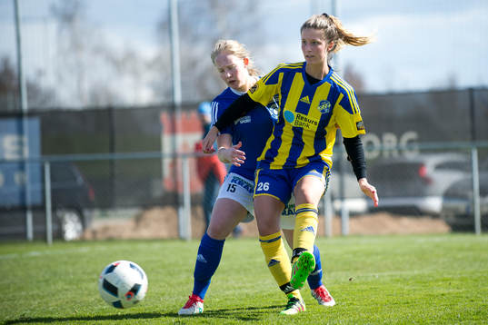 Eskilsminnes Caroline Kristensen och Stattenas  Frida