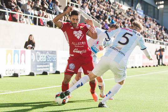 Östersunds Brwa Nouri i kamp om bollen med Gefles Jacob Ericsson