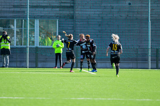 Umeå jublar efter Umeås Rita Chikwelu 1-1 mål