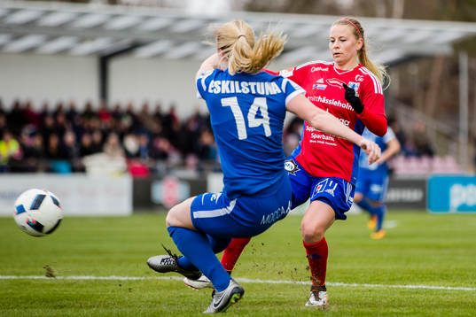 Eskilstunas Mimmi Larsson  (med ryggen åt kameran) och