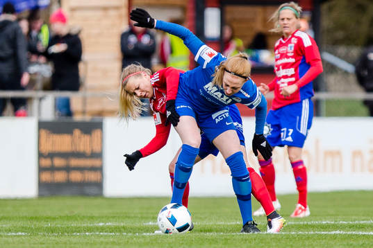 Vittsjös Emmi Alanen och Eskilstunas Petra Larsson  i duell