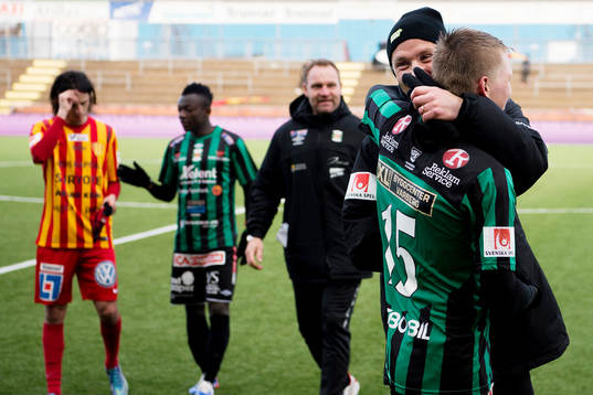Varbergs tränare Jörgen Wålemark omfamnar Ivan Näsberg