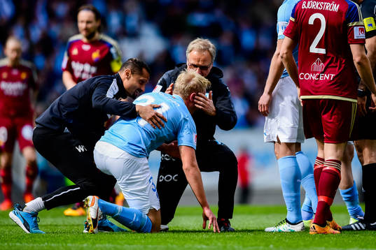 Malmö FFs Franz Brorsson har ont efter en nickduell