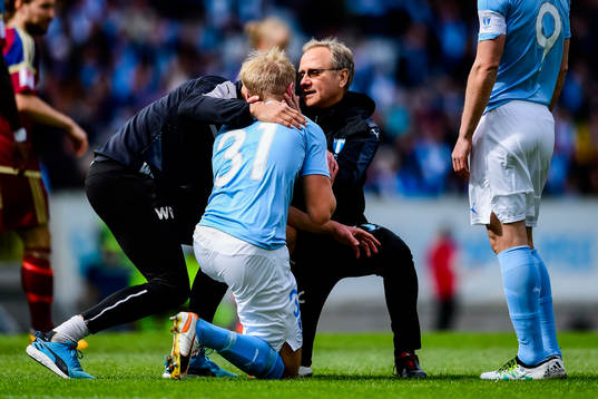 Malmö FFs Franz Brorsson har ont efter en nickduell