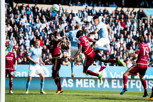 Malmö FFs Felipe Carvalho (th) nickar in 1-0