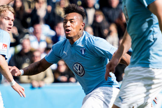 Malmö FFs Felipe Carvalho jublar efter att han nickat in 1-0 målet