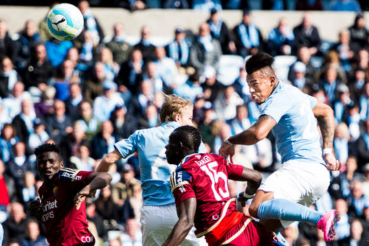 Malmö FFs Felipe Carvalho (th) nickar in 1-0