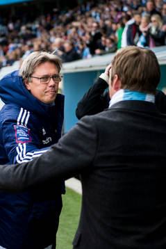 Djurgårdens tränare Per Olsson hälsar på Malmö FFs