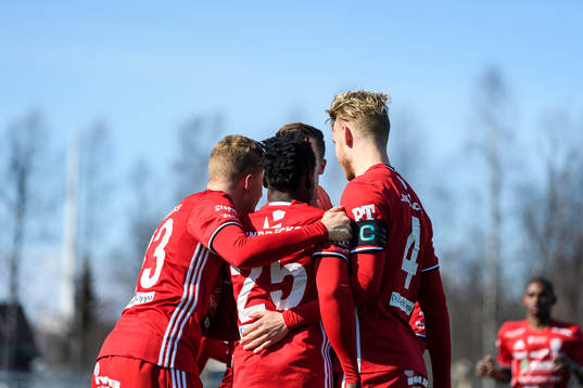 s spelarna jublar efter Tetteh Komey gjort 1-1 under fotbollsmatchen i division 1 norra mellan Piteå och Akropolis den 24 april 2016 i Piteå.