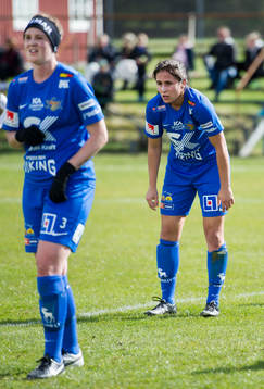 Sunnanås Taylor Leach och i förgrunden Ashley Nicol fotbollsmatchen i Elitettan mellan Hovås Billdal och Sunnanå den 24 april 2016 i Hovås.